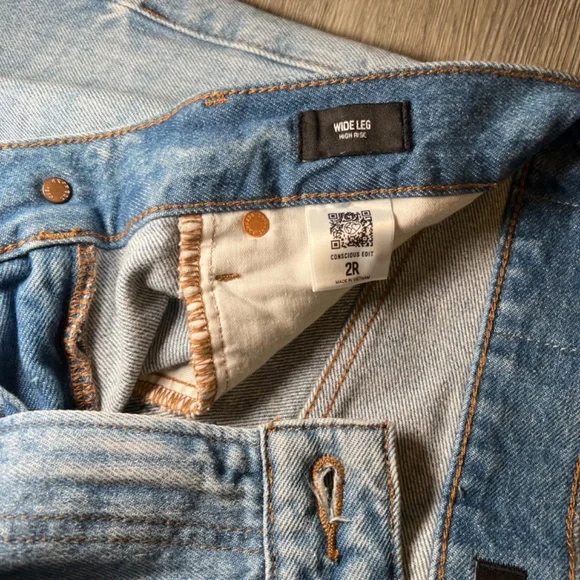 Express, High Waisted Wide Leg Jeans - Light Wash - Size 2R - Picture 8 of 13